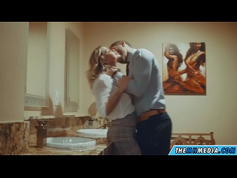 ❤️ کله چې یو ښکلی سپین رنګ تاسو په عامه تشناب کې جذبوي ❤️❌ په ps.kutjeporno.ru